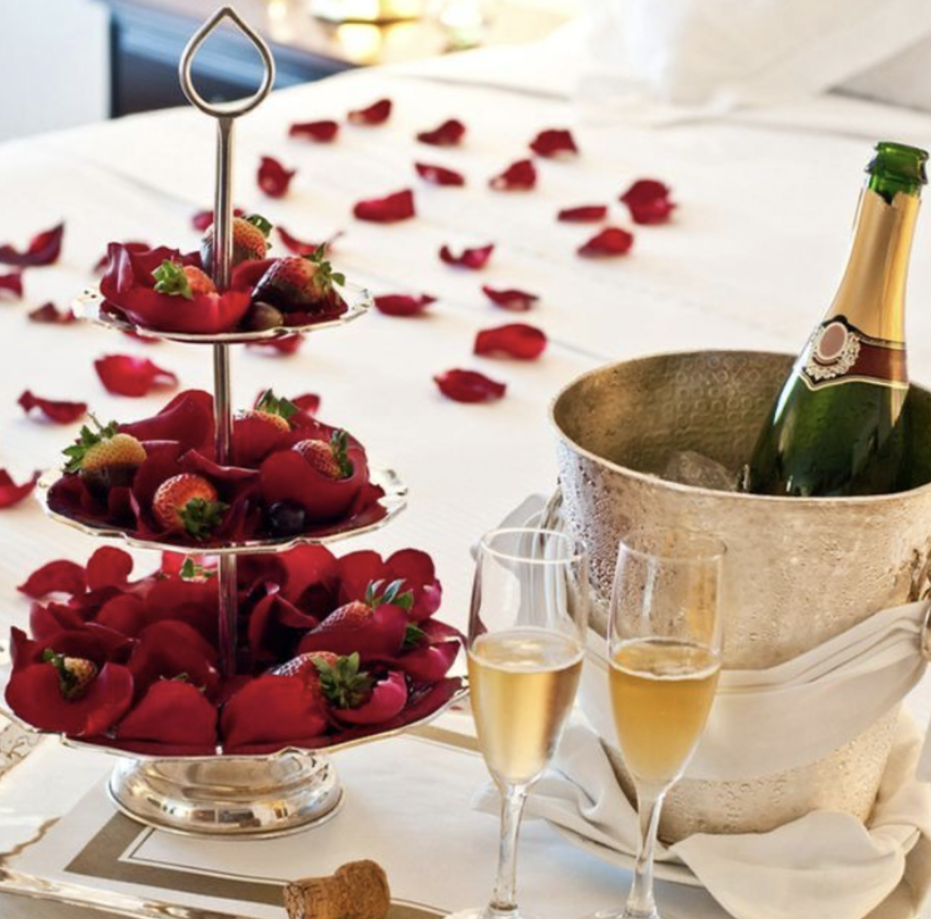 Athena Premium क्रूज़ पर रोमांटिक रूप से सजाया गया हनीमून केबिन