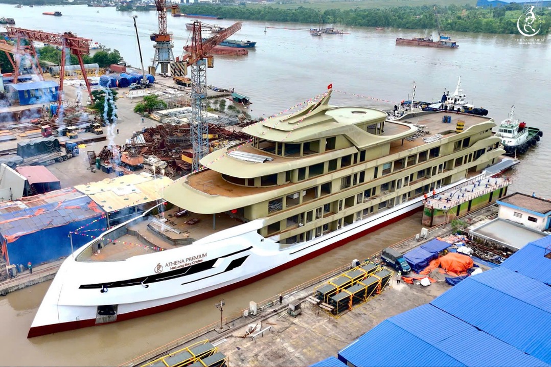 游艇触水的瞬间