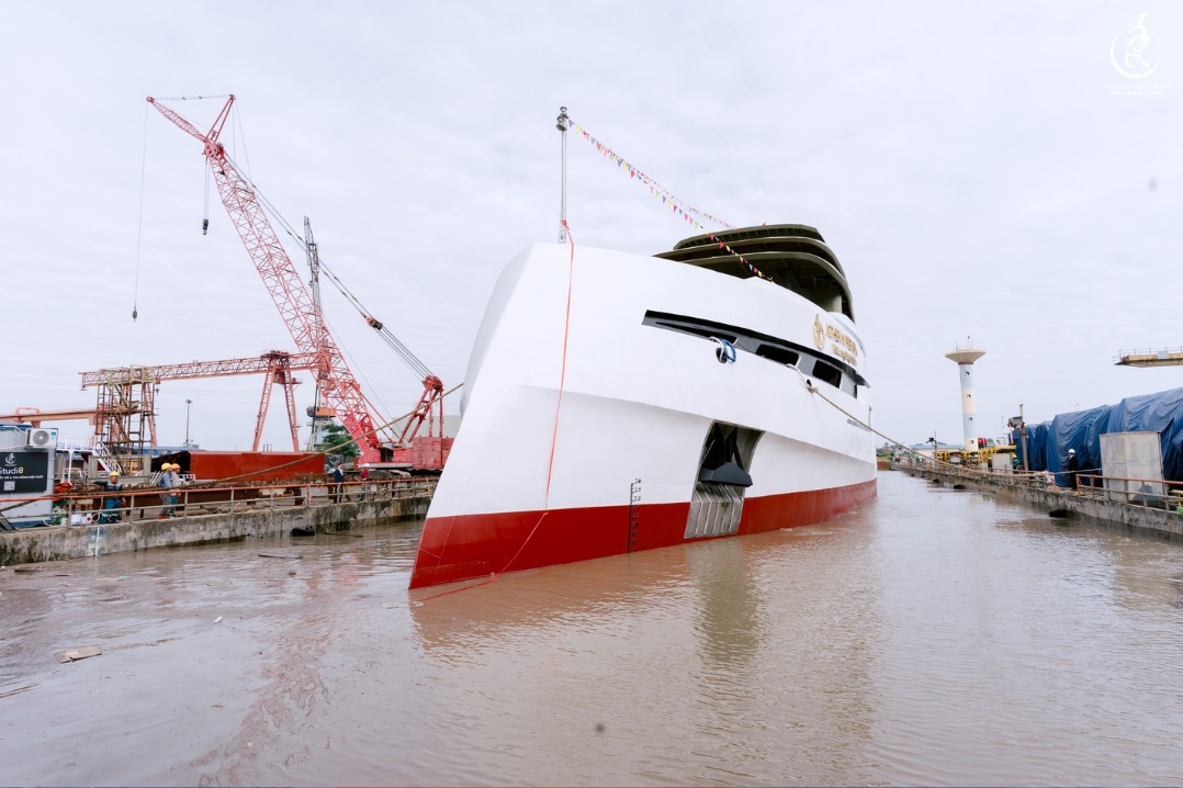 독특한 리버스 보우 디자인이 특징인