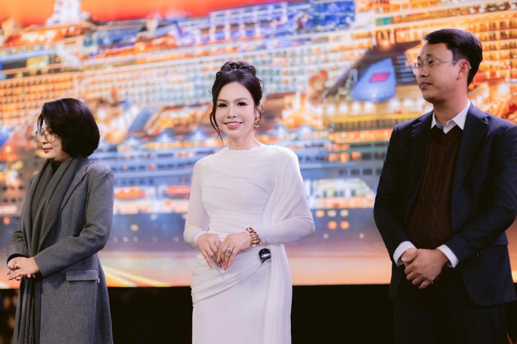 Chủ tịch Athena Group - Vũ Hoàng Yến nhận giải